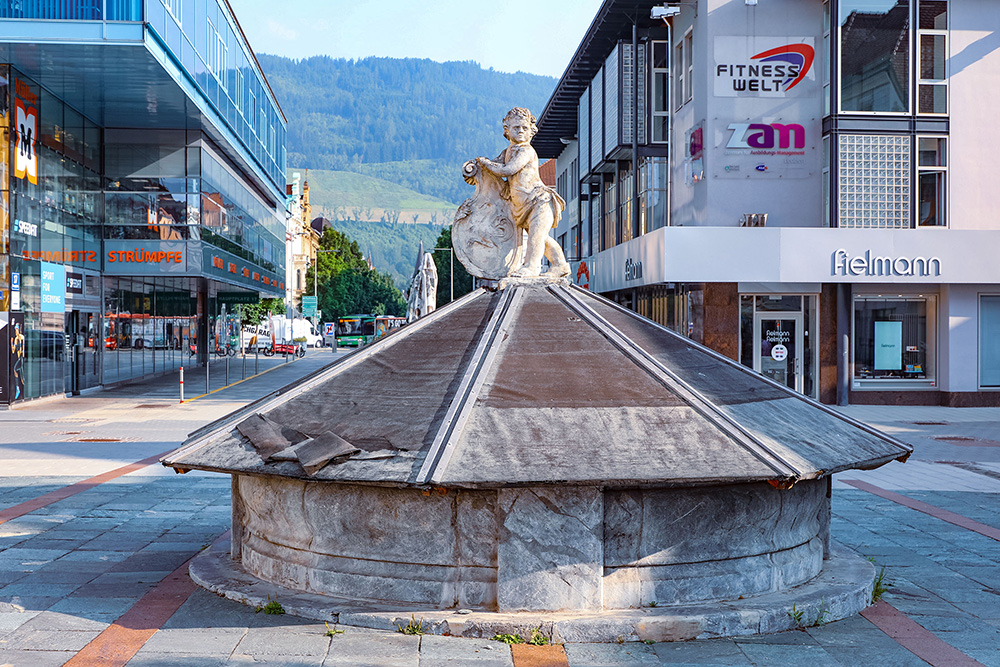 Engelsbrunnen mit Winterabdeckung