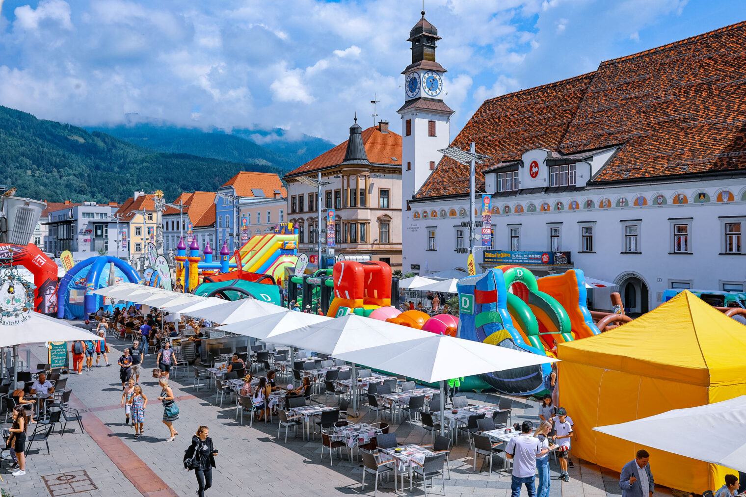 Blick auf Leobener Hauptplatz mit Hüpfburgen und Cafes