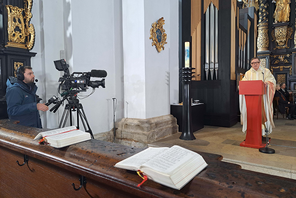 Kamer beim Gottesdienst