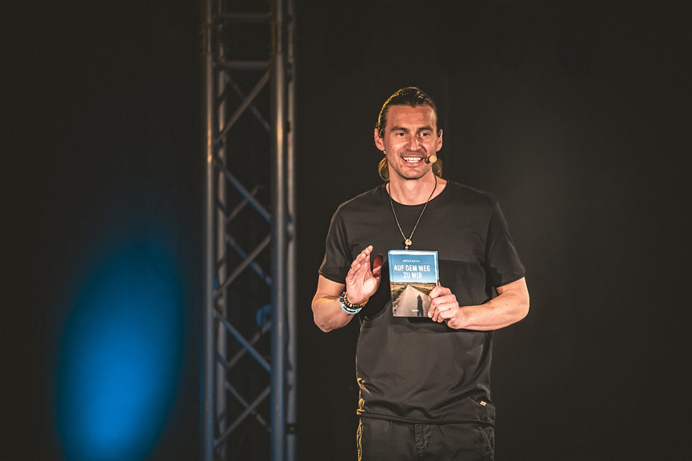 Andreas Schlintl mit seinem Buch