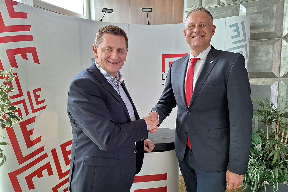 Bürgermeister Kurt Wallner heißt den neuen Gemeinderat René Wendler (r.) herzlich willkommen.