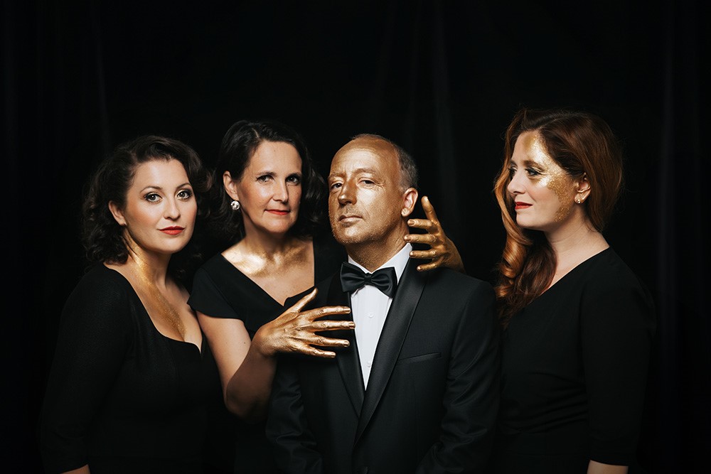 Gruppenbild drei Frauen und ein Mann