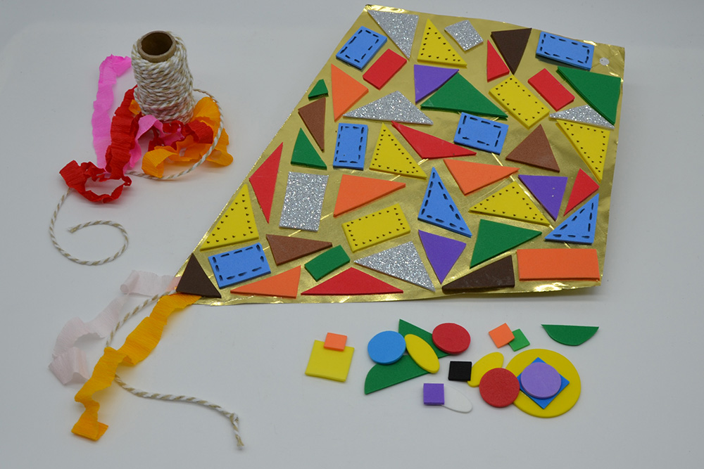 Drachen, der mit Moosgummischnipsel beklebt wird