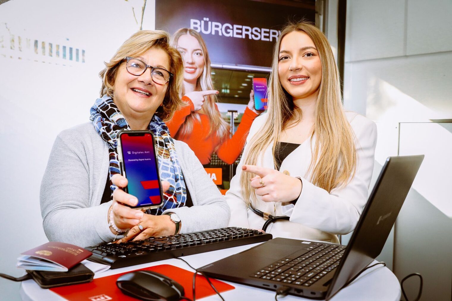 Bürgerin und Mitarbeiterin mit Handy App ID Austria