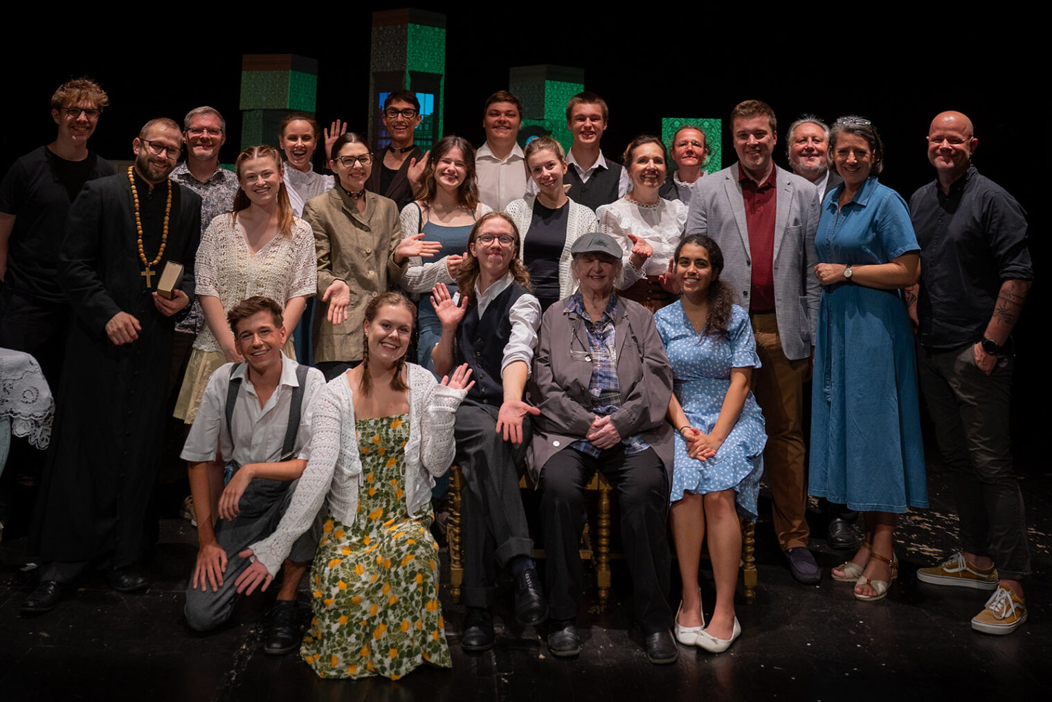 Gruppenbild des Ensembles auf Theaterbühne