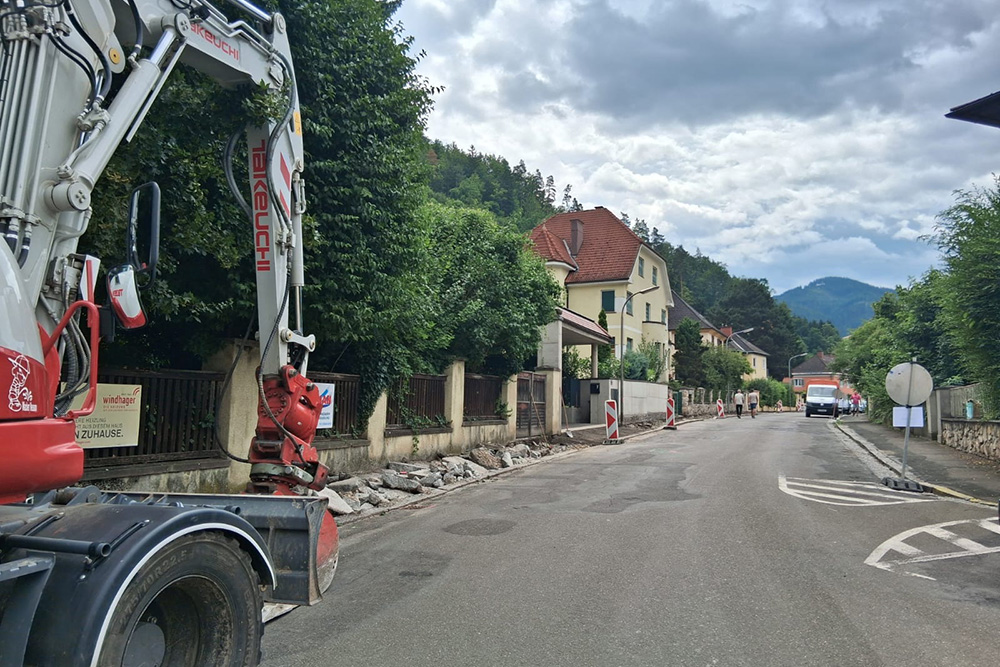 Schillerstraße während Sanierung mit Bagger