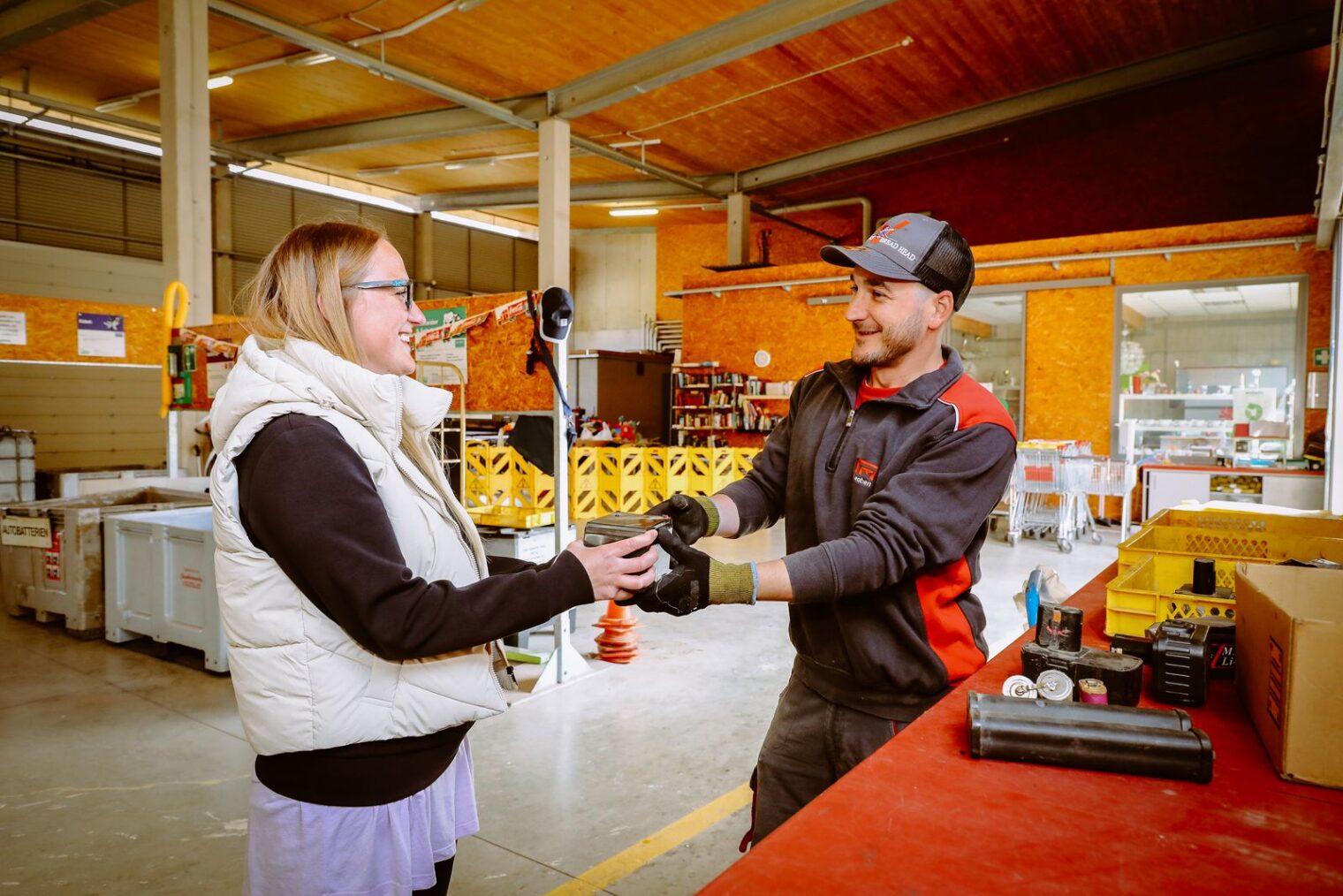 Mitarbeiter und Kundin ASZ Leoben
