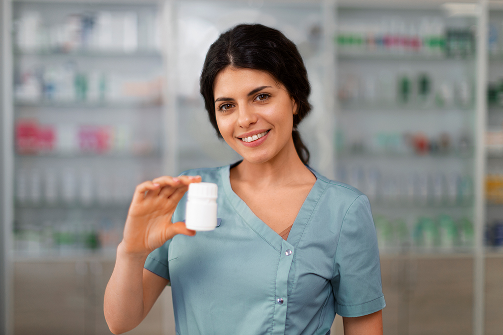 Apothekerin mir Salbe in der Hand