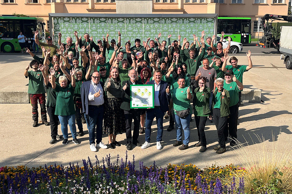 Gruppenfoto der Stadtgärtnerei Leoben mit Vertretern der Stadtgemeinde Leoben