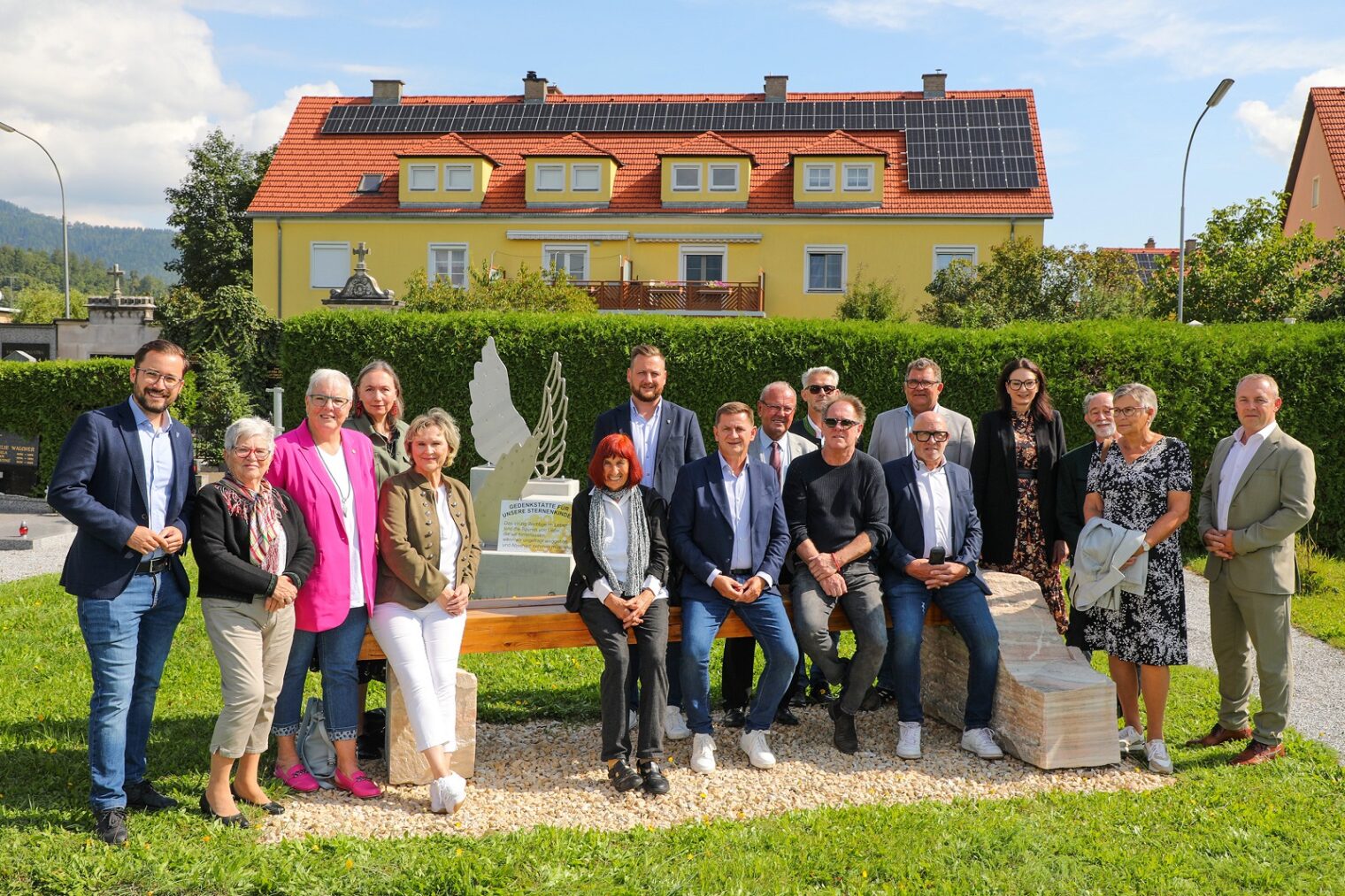 Gruppenbild mit Vertretern von Gemeinden, Hospizverein und Kunst