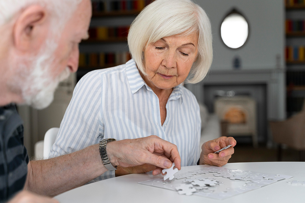 Ältere Personen lösen ein Puzzle