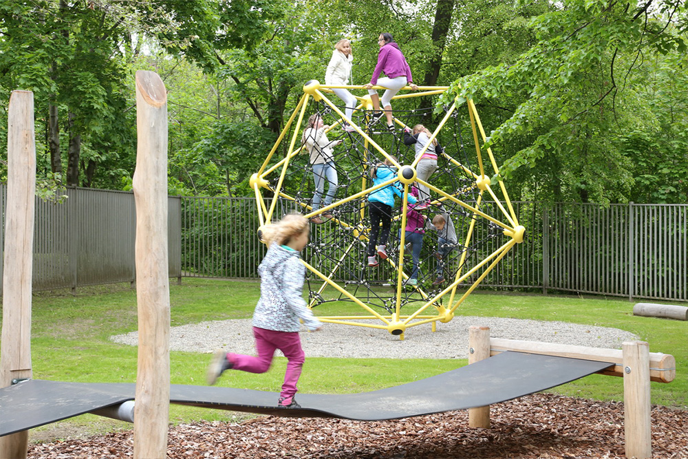 Spielende Kinder am Spielplatz