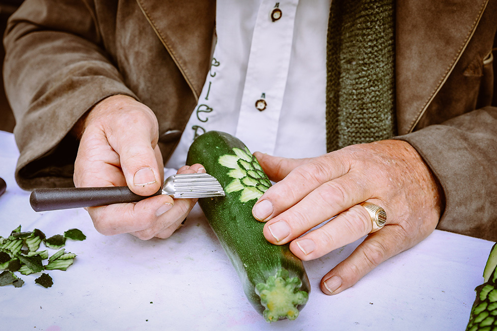 Detailaufnahme Genussherbstln 2024: Zucchini schnitzen