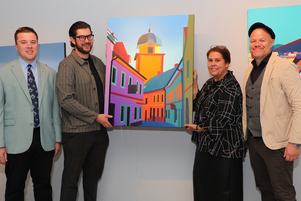 Gruppenbild vor Gemälde mit Schwammerlturm