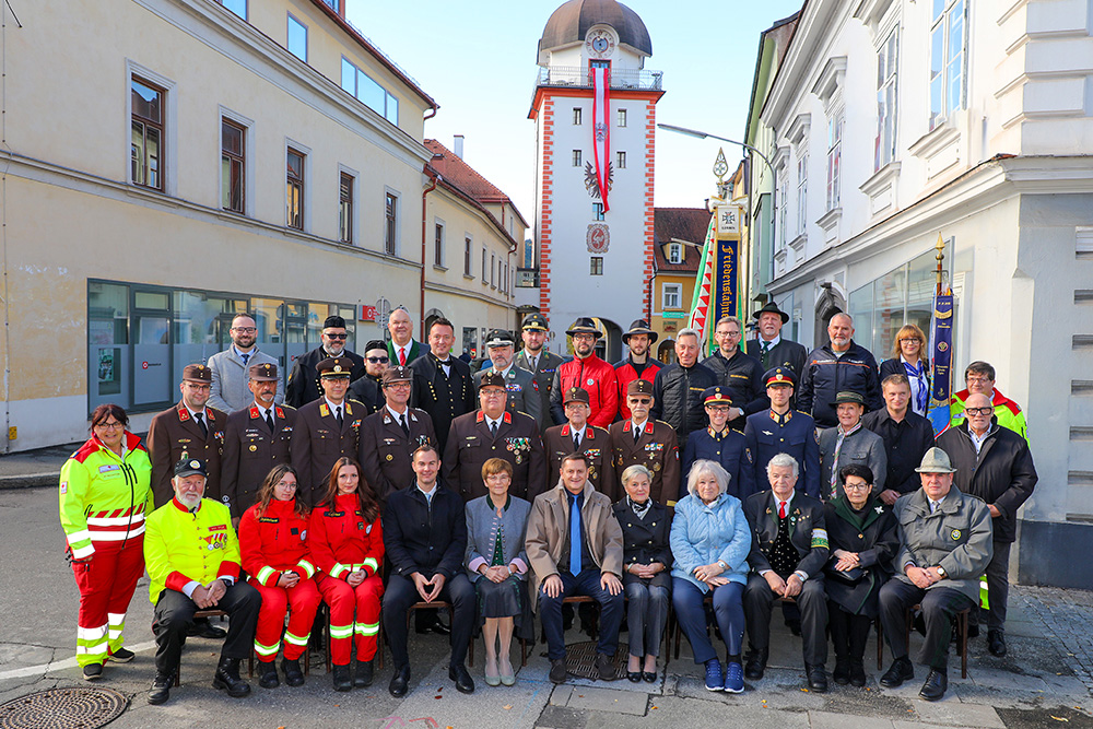Gruppenfoto von Einsatz- und Blaulichtorganisationen und Vertretern der Stadt Leoben