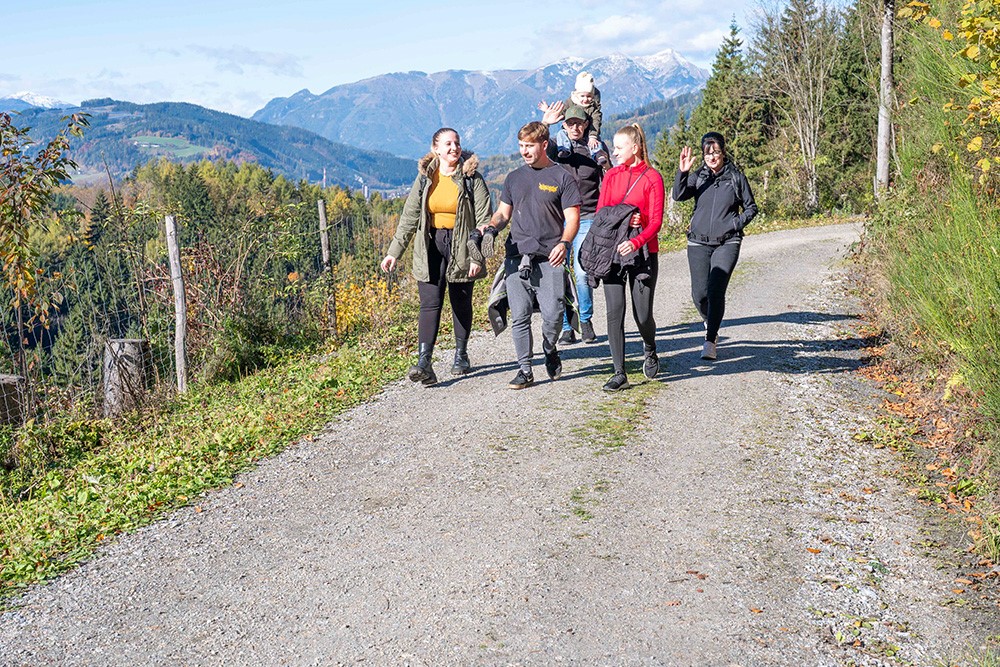Gruppe von Teilnehmer:innen spaziert entlang des Weges