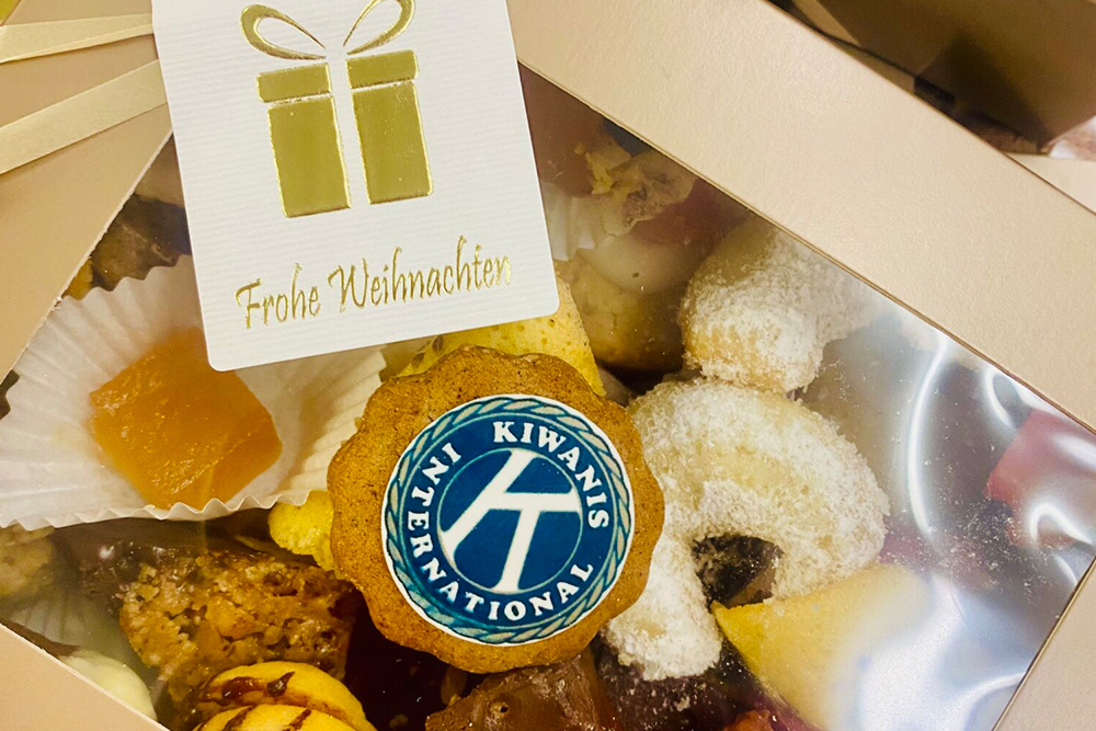Weihnachtskekse in Schachtel mit transparentem Deckel und Anhänger