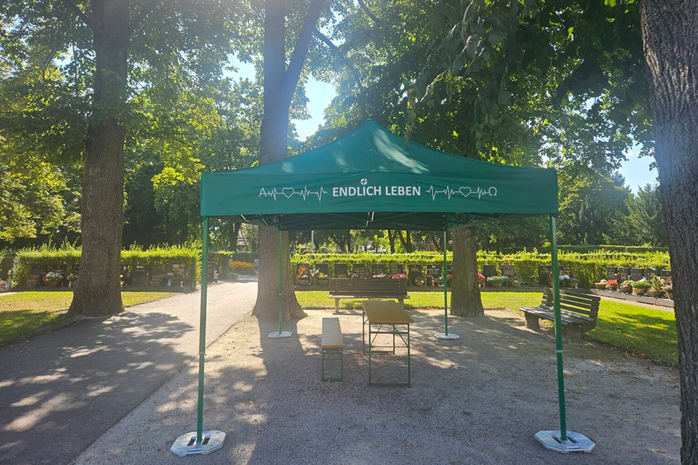 Überdachter Stand mit Tisch und Bänken am Zentralfriedhof