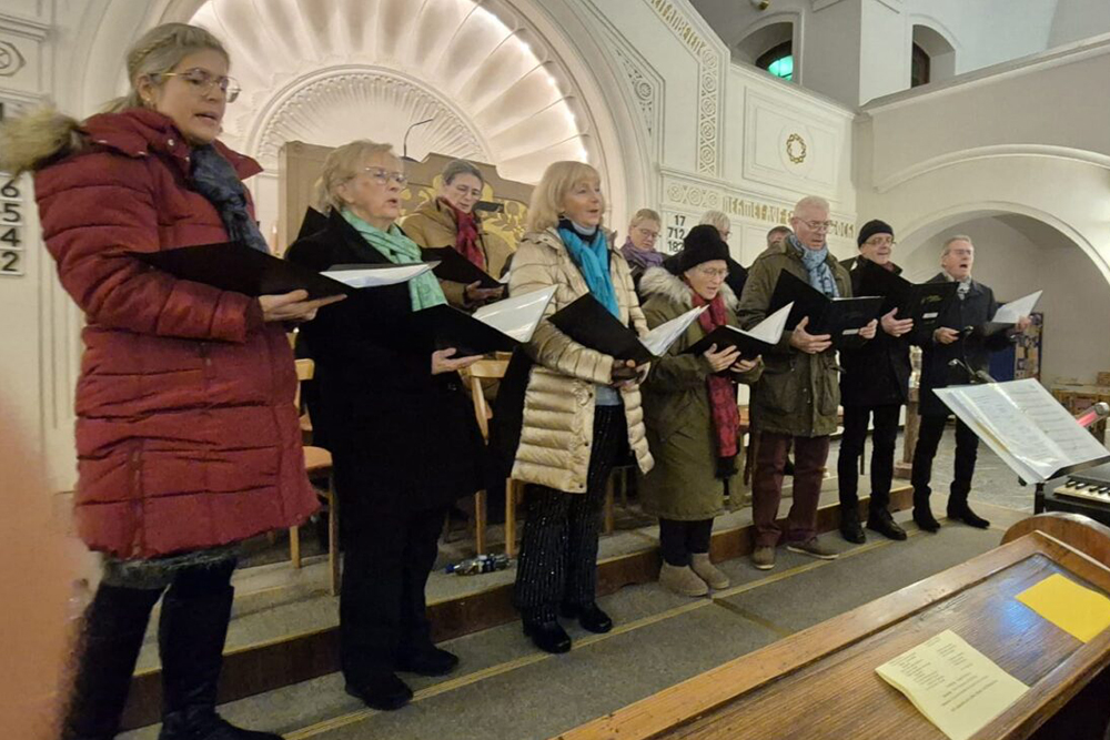 Stadtchor Leoben singend in der Kirche