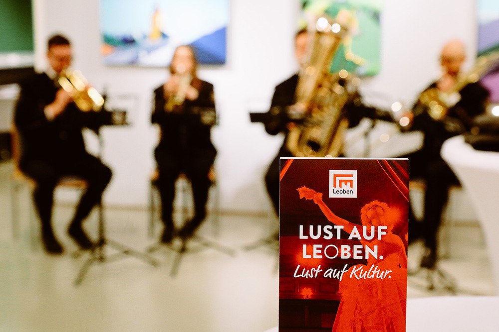 Folder im Fokus vor Musiker-Quartett