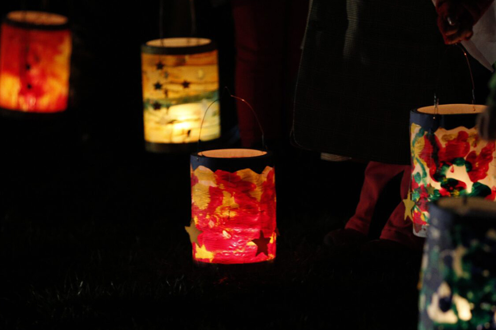 Selbst gebastelte Laternen in der Dunkelheit