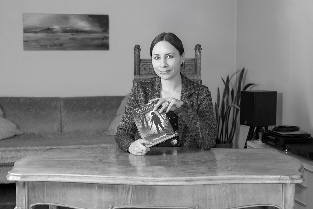 Autorin mit ihrem Buch in den Händen