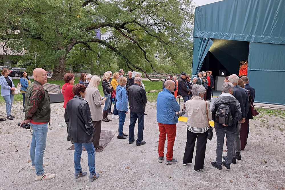Menschen am Eingang des Pavillons in Leoben