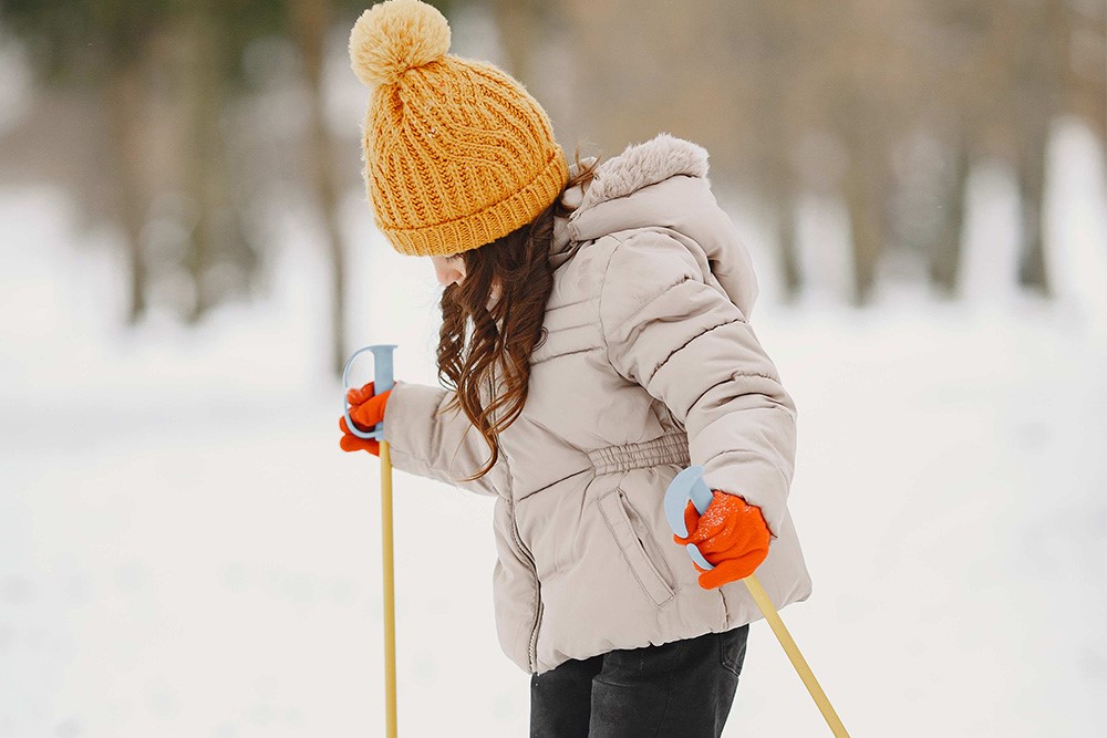 Mädchen beim Langlaufen