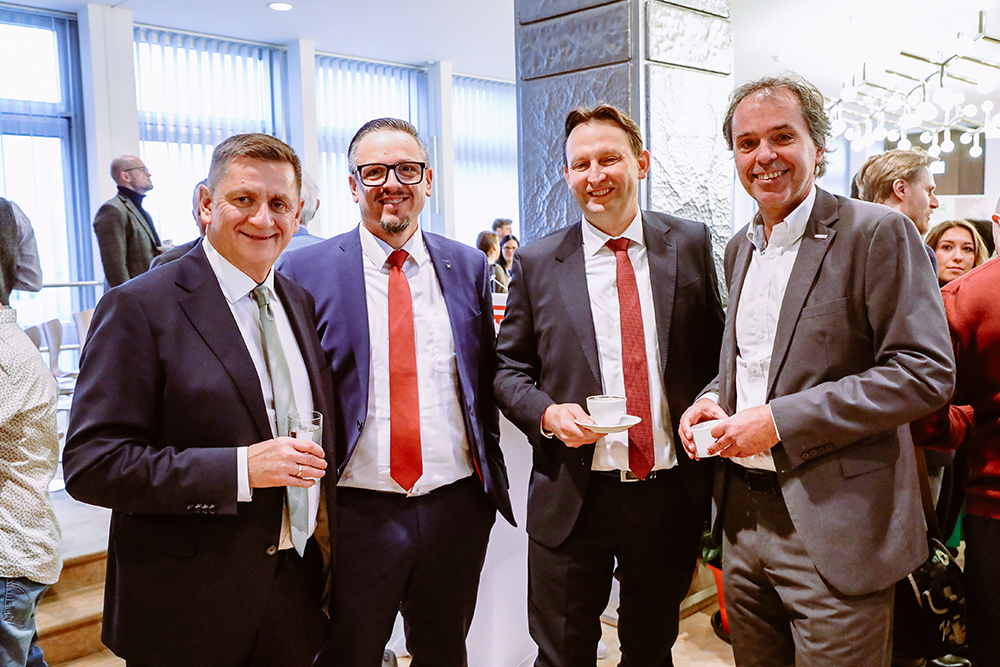 Gruppenbild mit Bürgermeister