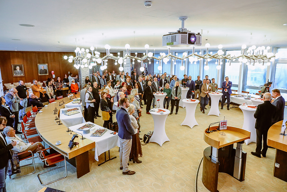 Teilnehmer:innen des Wirtschaftsfrühstücks im Saal der Stadt Leoben