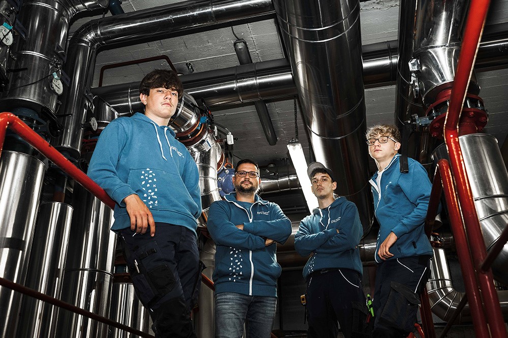 Gruppenbild Lehrlinge und Lehrlingsbeauftragter im Kfz-Bereich