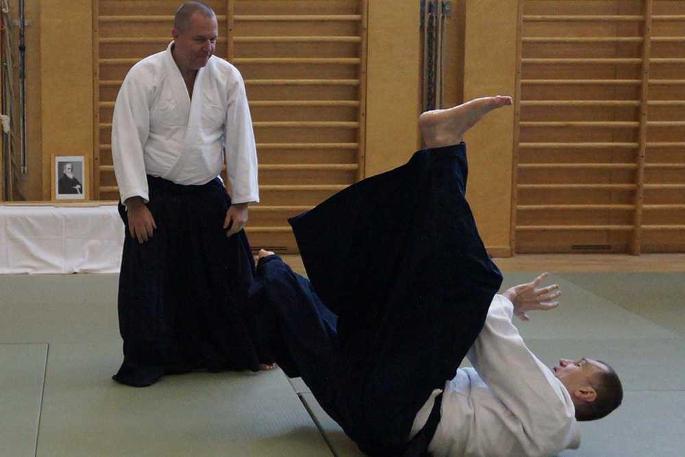 Zwei Personen beim Kampfsport Aikido