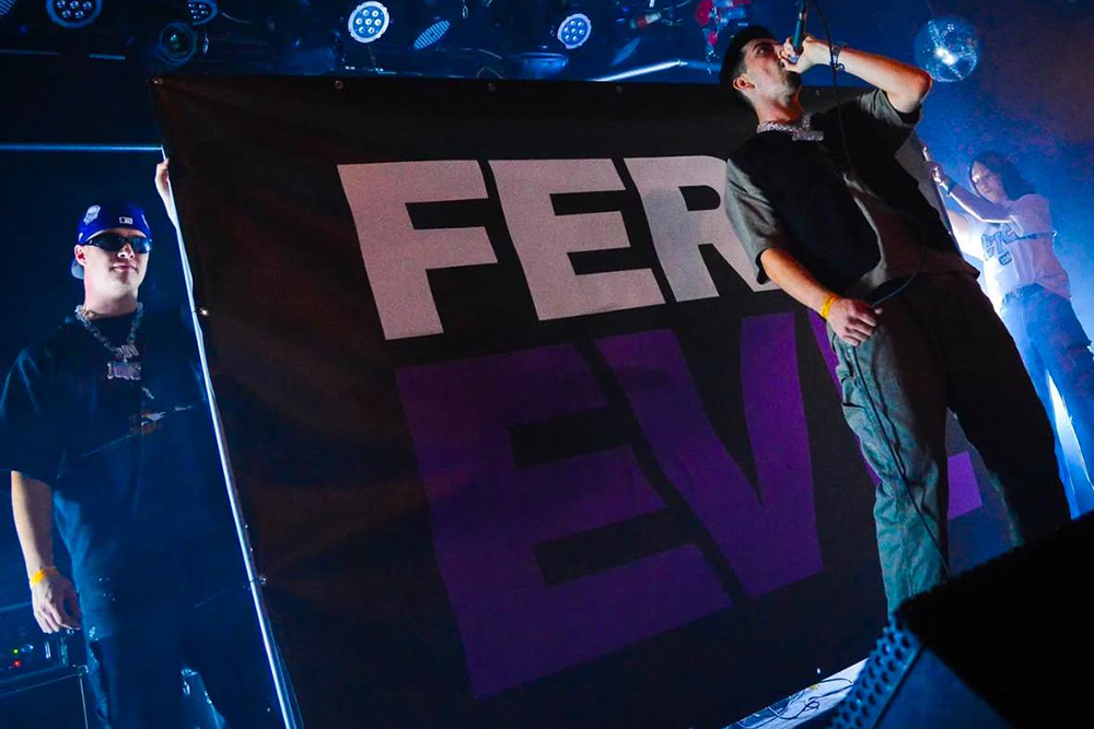 Mann mit Mikrofon auf Bühne