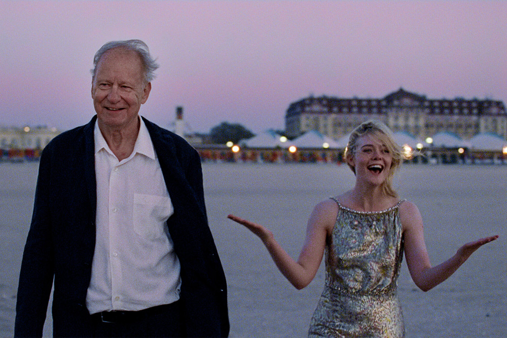 Szenenbild mit Stellan Skarsgard und Ellen Fanning
