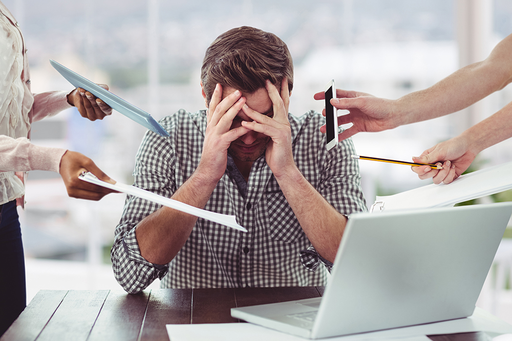 Mann hält die Hände über das Gesicht