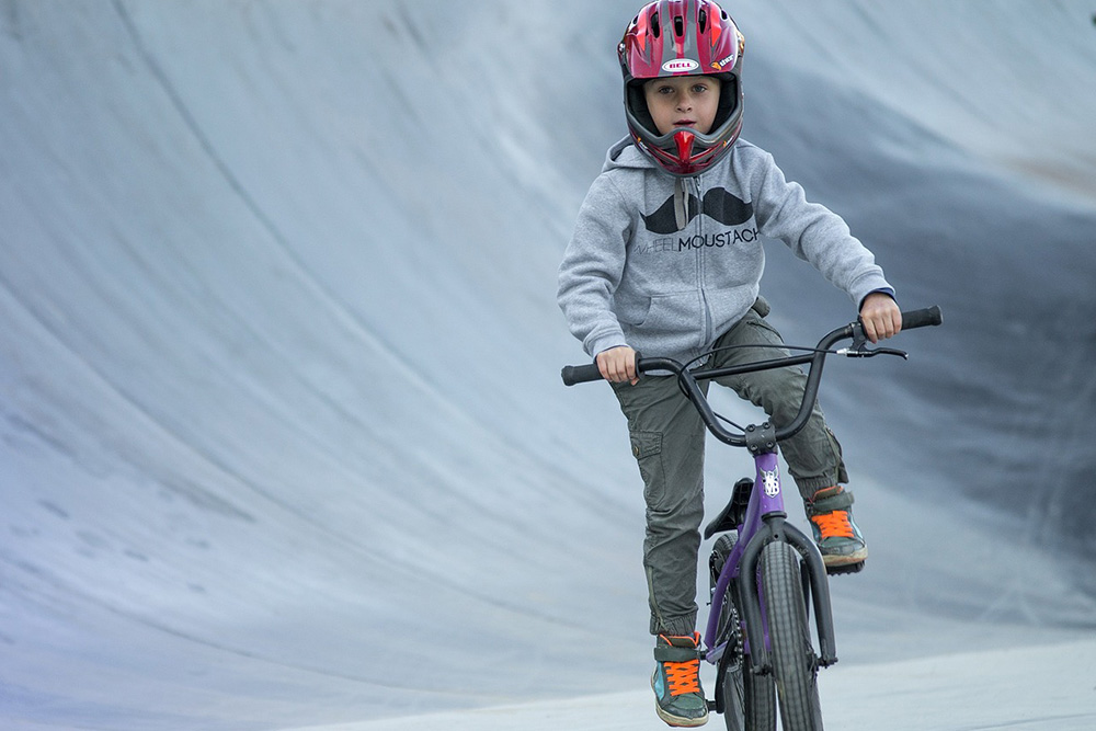 Kind mit Helm auf Fahrrad