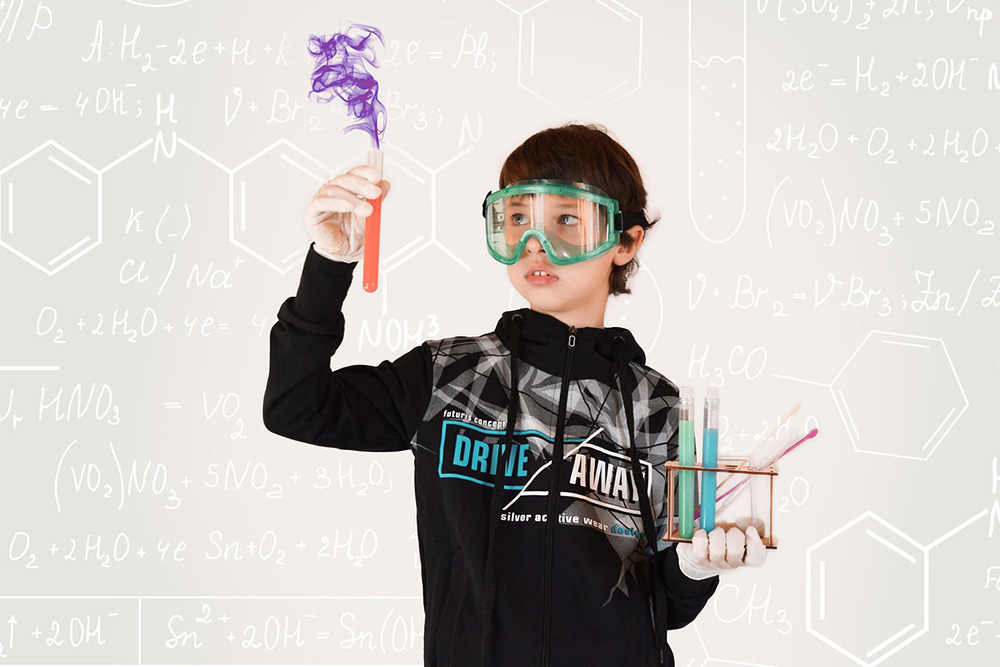 Kind mit Reagenzgläsern