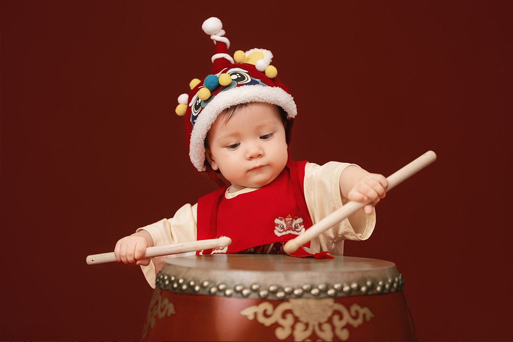 Kleinkind trommelt