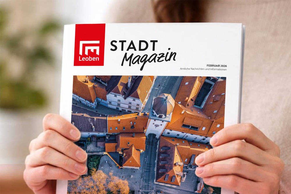 Hände halten Cover des neuen Stadtmagazins in die Kamera