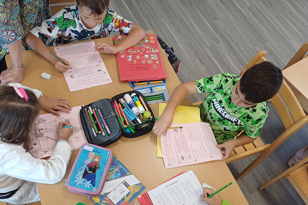 Kinder erledigen ihre Hausaufgaben