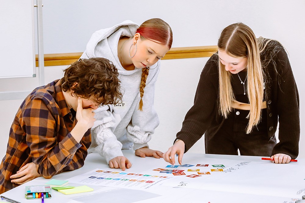 Jugendliche arbeiten an einem Projekt in der Zukunftswerkstatt