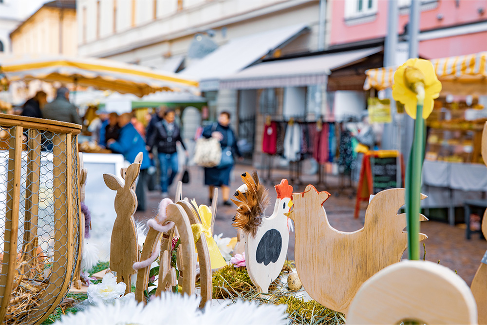Holzfiguren in Hühner-, Ei- und Hasenform