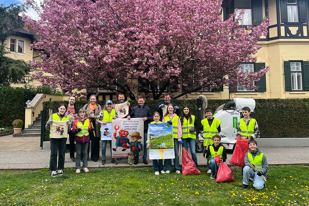 Gruppenbild aller Teilnehmer:innen