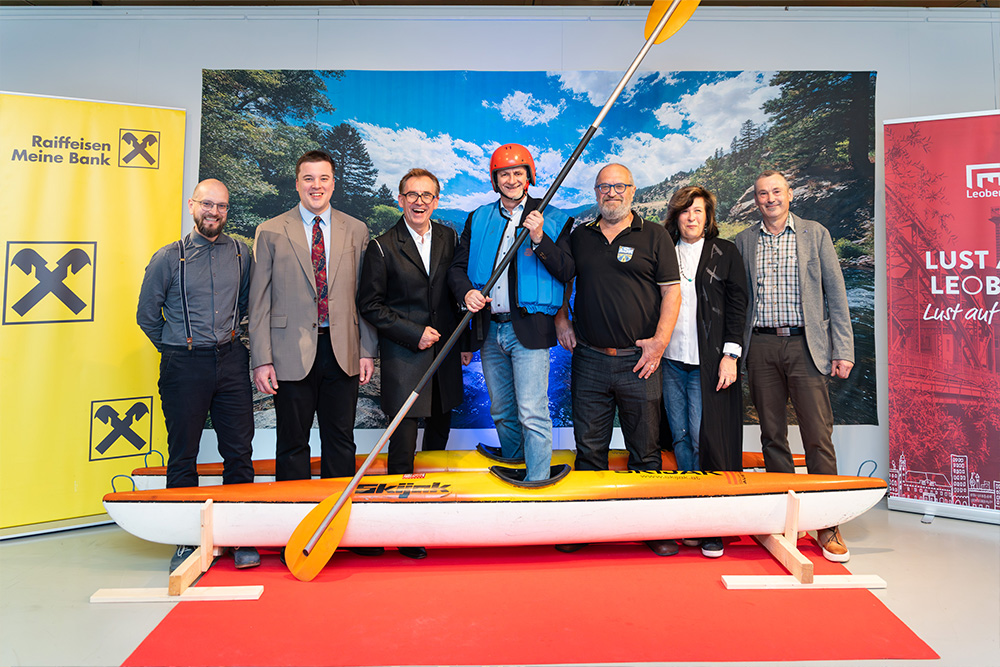 Gruppenbild aller Teilnehmer:innen, in der Mitte Bürgermeister Kurt Wallner im Skijak
