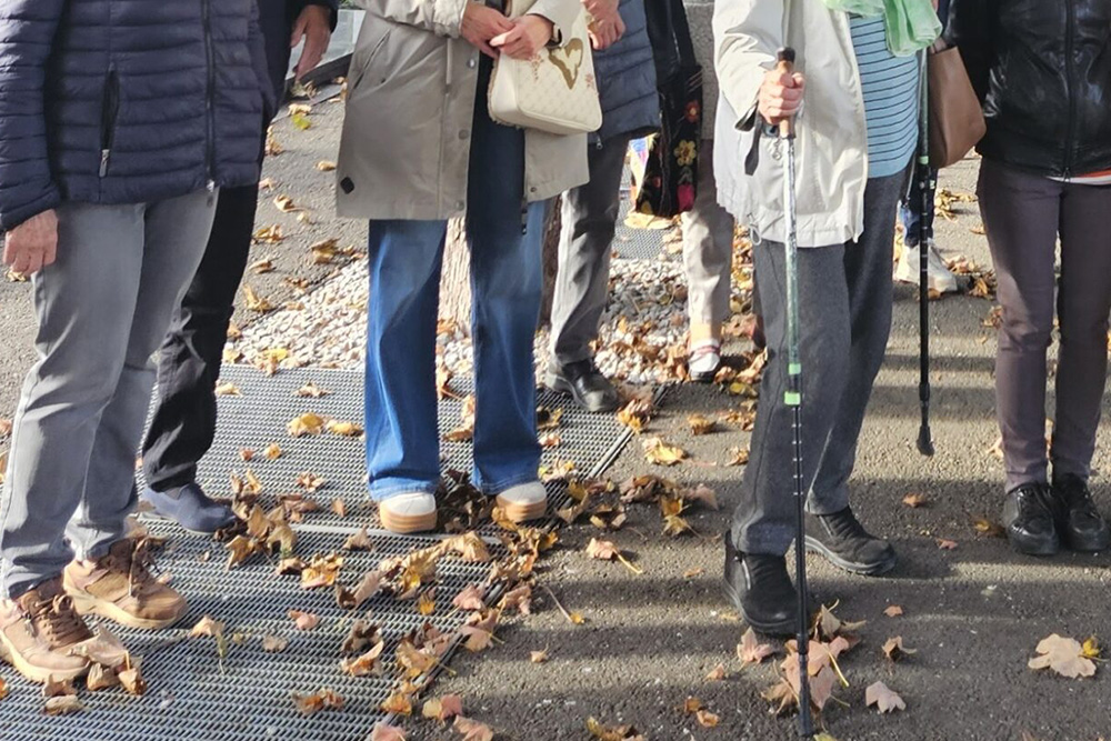 Gruppenbild von Spaziergänger:innen ohne Oberkörper