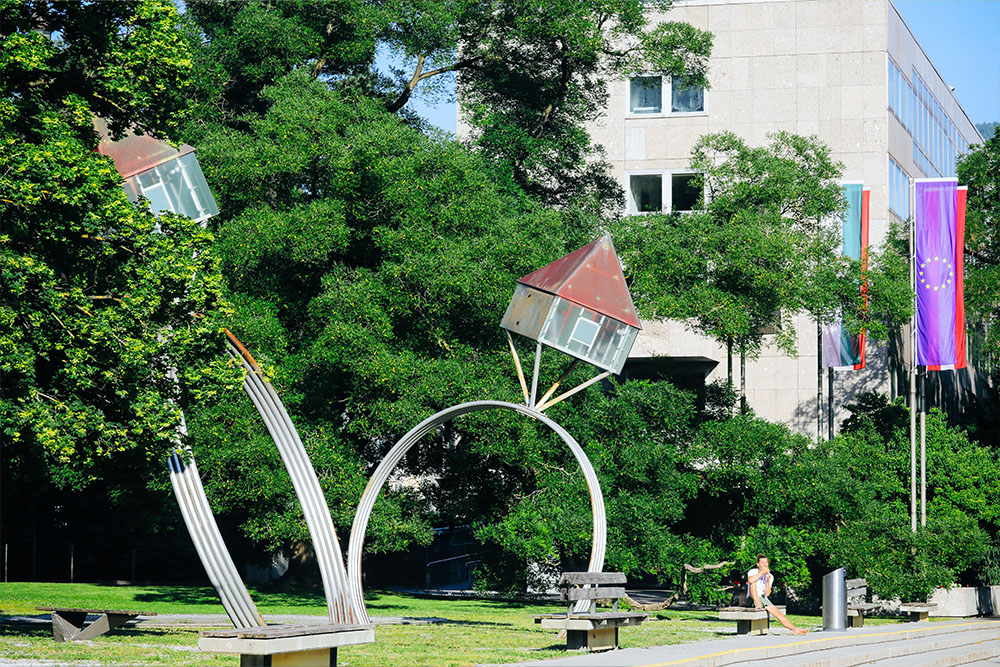 Oppenheim-Skulptur am Rathausvorplatz Leoben und im Hintergrund das Rathaus