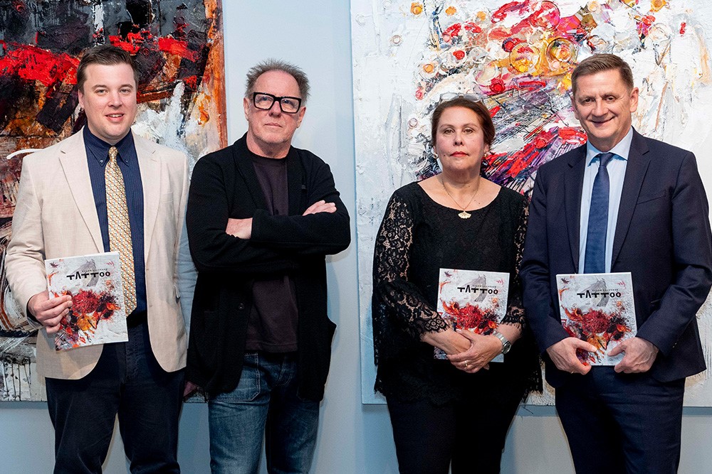 Gruppenbild mit Künstler und Bürgermeister