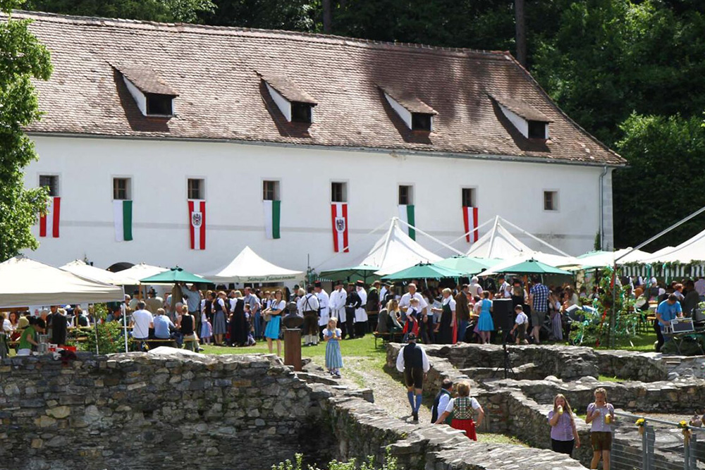Kirchtagstreiben auf der Massenburg
