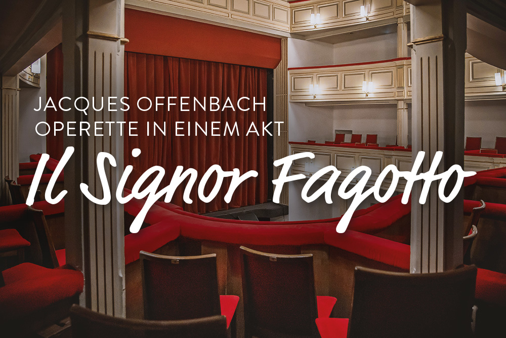 Stadttheater Bühne und Logenplätze mit Schriftzug am Bild: Jacques Offenbach, Operette in einem Akt, Il Signor Fagotto