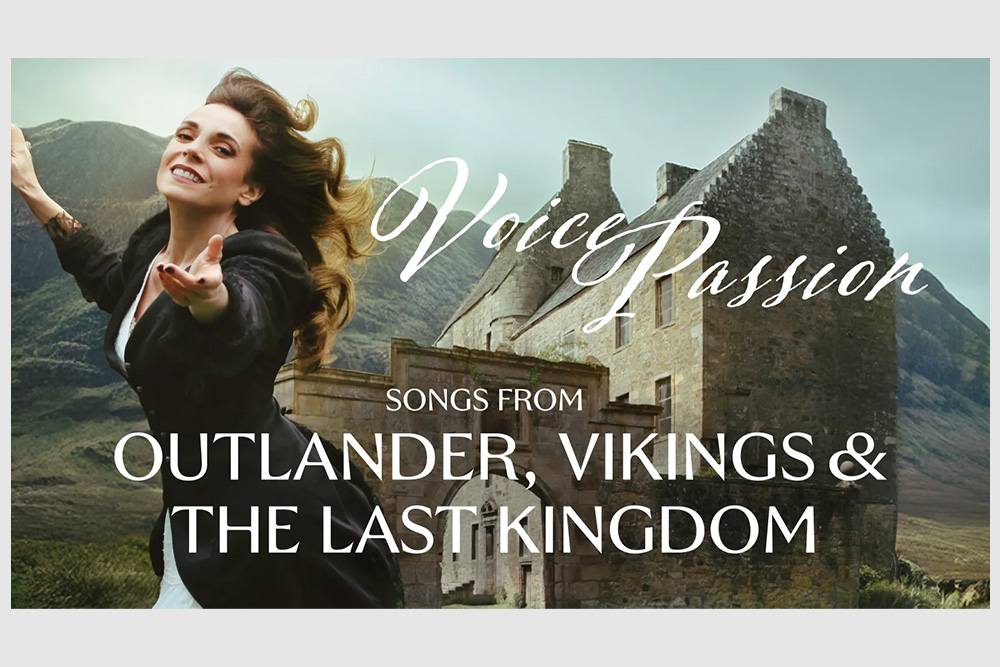 Bild einer Frau vor einem Gebäude mit Schriftzug Voice Passion - Songs from Outlander, Vikings & The Last Kingdom